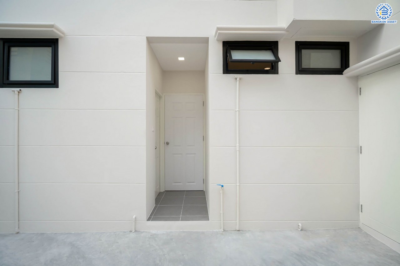 บ้านมือสองตกแต่งใหม่ โครงการ กฤษดานคร16-17 บรมราชชนนี-พุทธมณฑลสาย3 เนื้อที่ 60 ตร.ว. ฟังก์ชัน 3 ห้องนอน 3 ห้องน้ำ 1 ห้องอเนกประสงค์ จอดรถได้ 1 คัน บนทำเลศักยภาพ เชื่อมต่อเมืองอย่างรวดเร็ว ใกล้ทางคู่ขนานลอยฟ้าบรมราชชนนี ม.มหิดล และเซ็นทรัลศาลายา